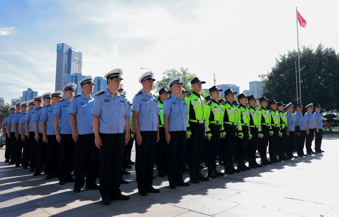 全体奏唱国歌莆田公安交警支队骑警队的正式启动,标志着我市骑警队伍