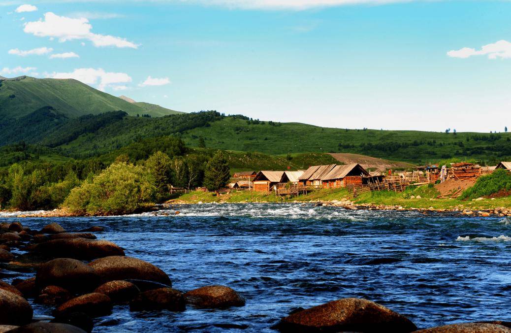 喀纳斯湖畔的" 中国第一村"_禾木村_村庄_炊烟