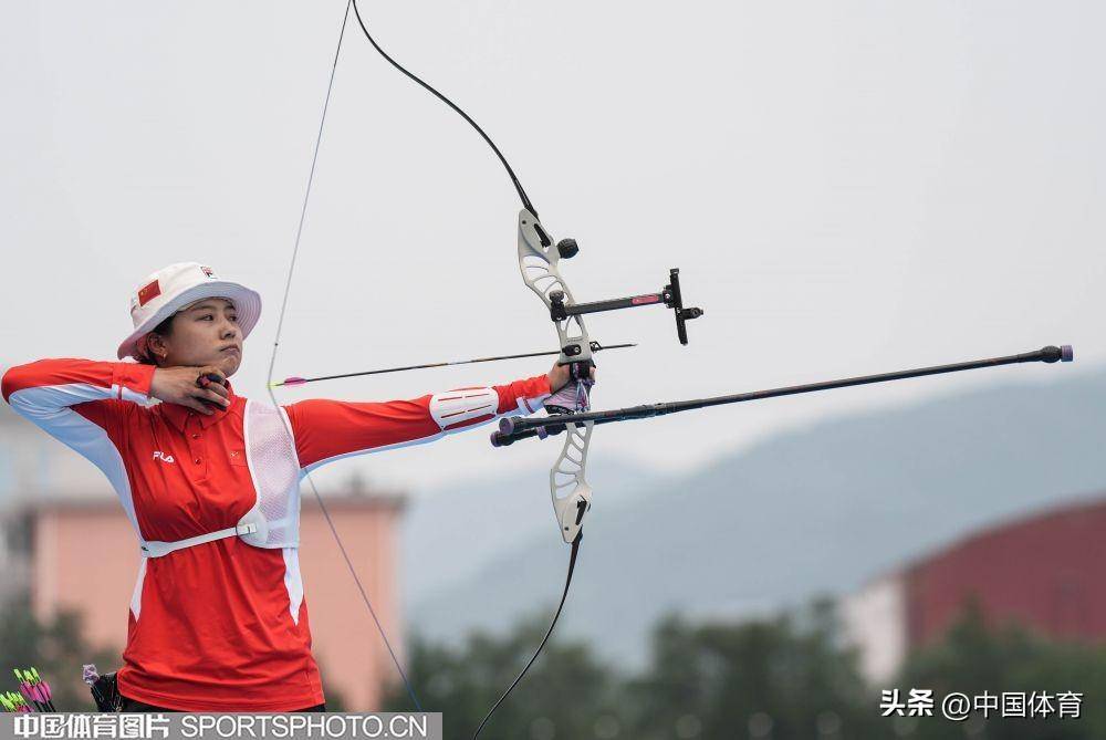 射箭运动员杨晓蕾在训练中射击运动员姜冉馨(左一),谢瑜(左二)在训练