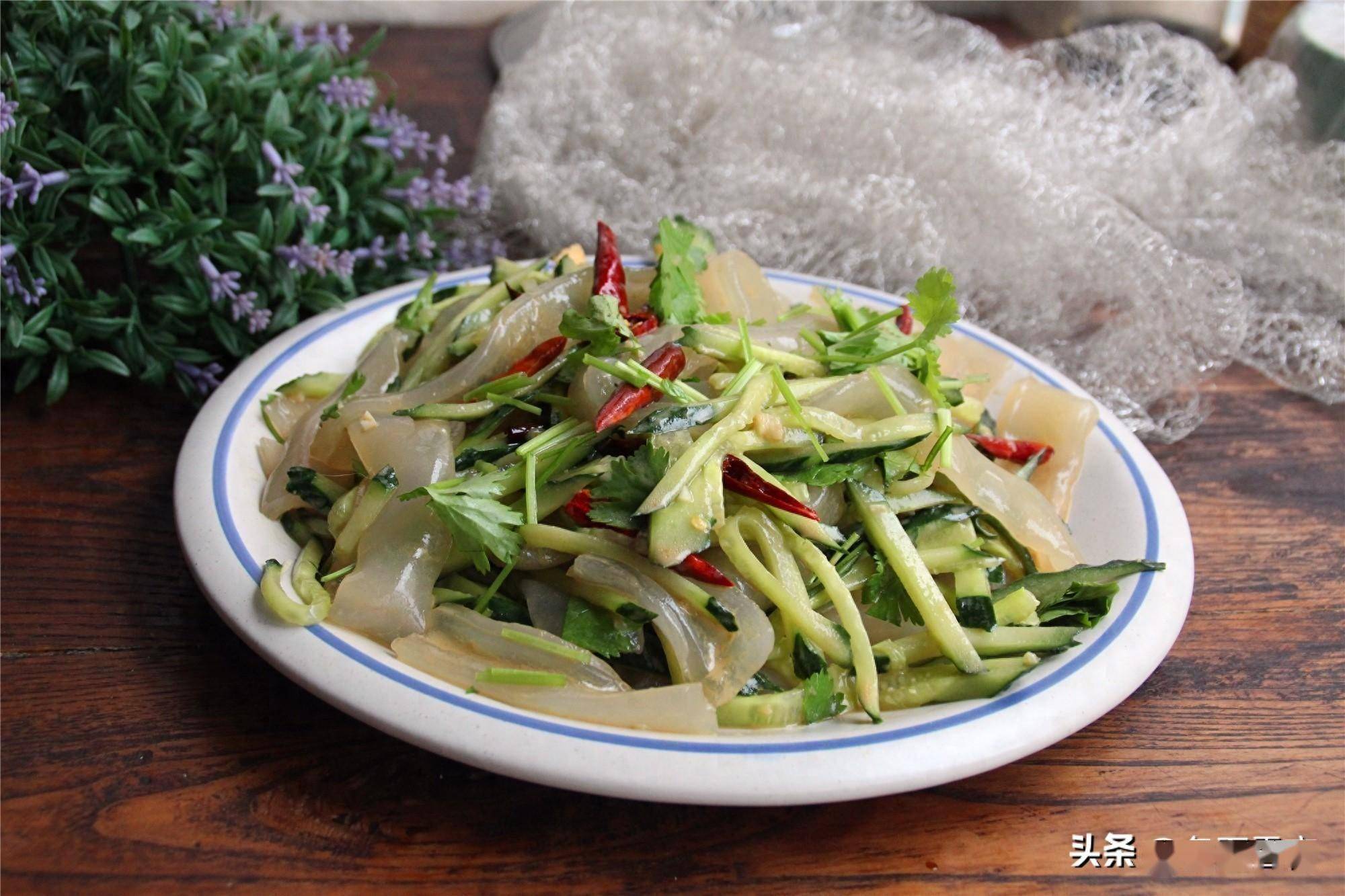 东北夏季最受欢迎一道凉菜,天热就吃它,爽口开胃,怎么吃都不腻