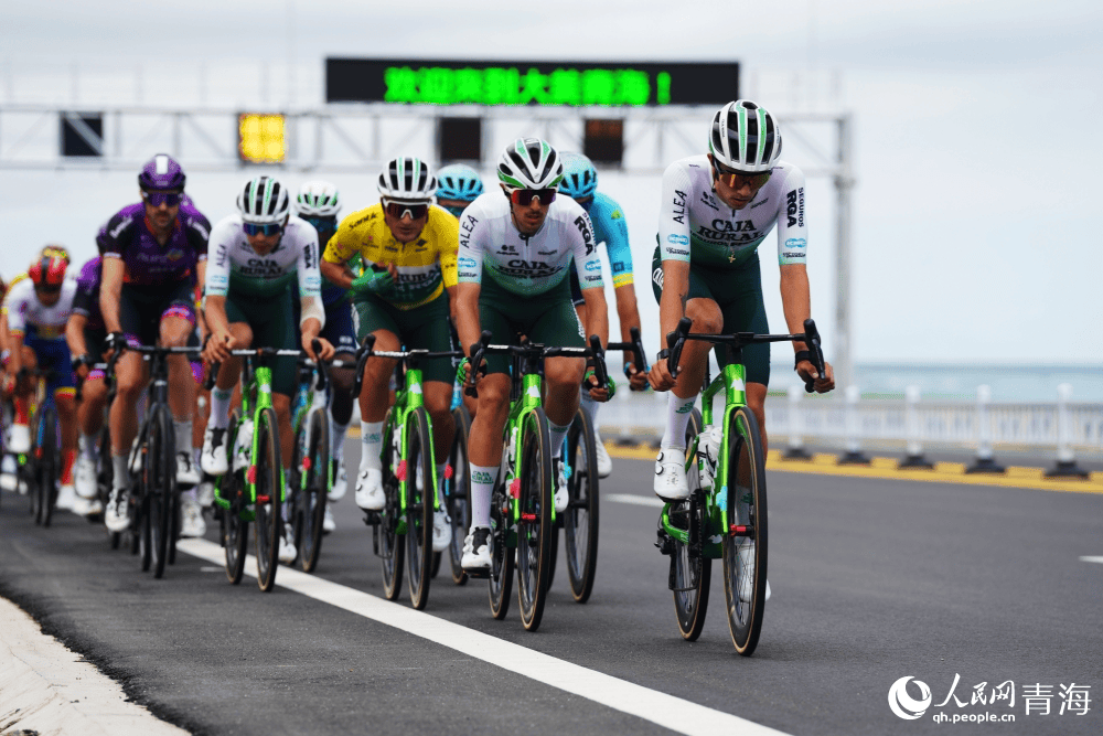 骑行青海湖畔 邂逅"最美赛段"