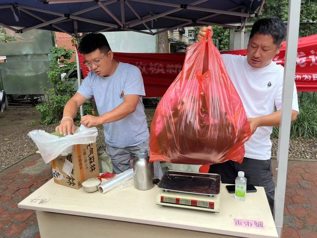 健康为民暖人心"活动,组织居民将废弃自行车,三轮车等其他闲置物品