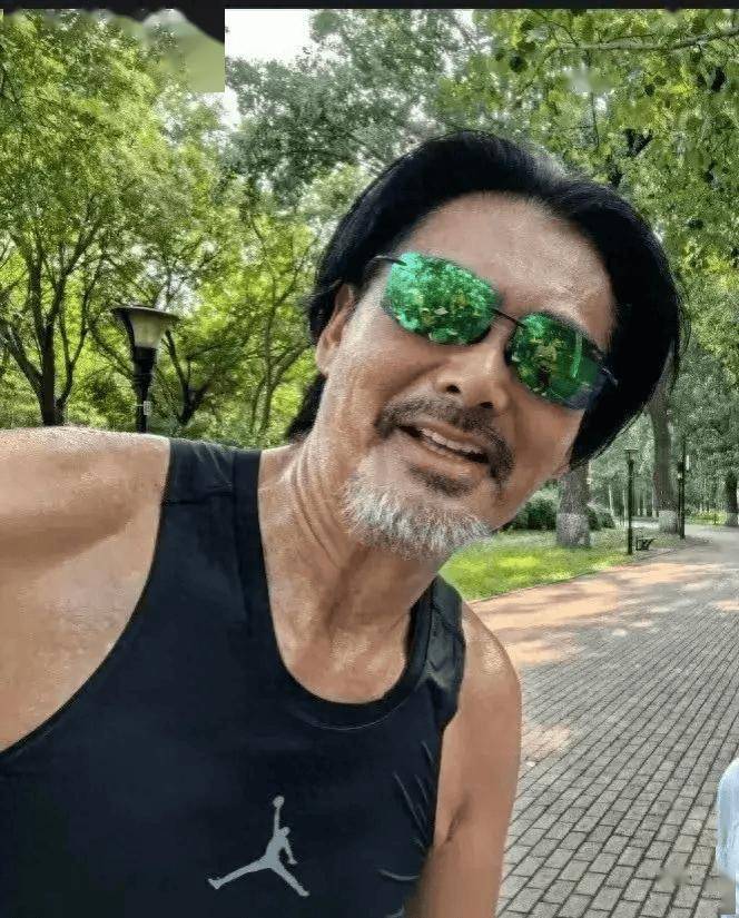 曾比孙兴名气还高的人近况也大相径庭,他便是曾和周润发齐名的万梓良