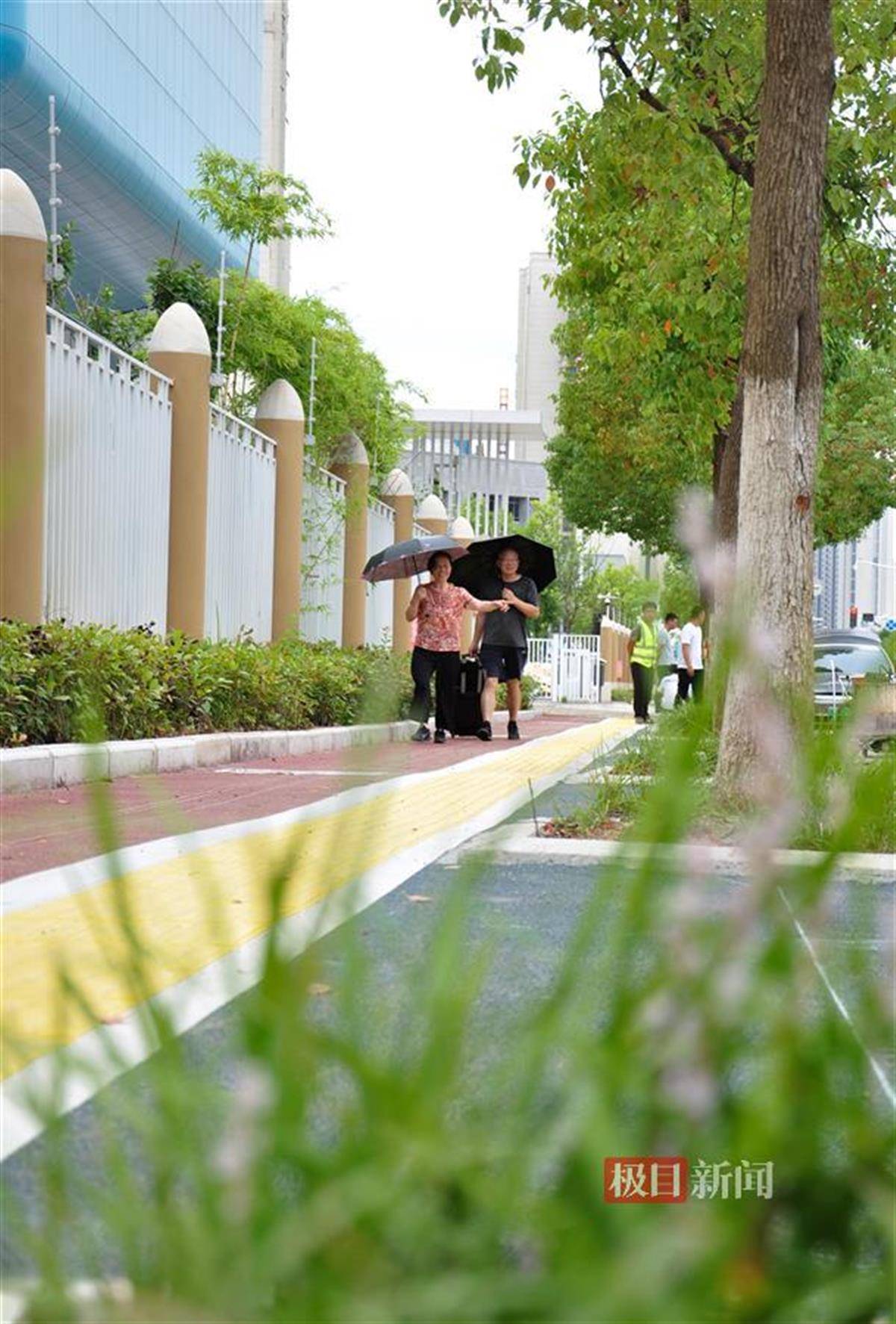 上了颜色的人行道目前武汉新城中心小学长岭山街人行道已完成彩色