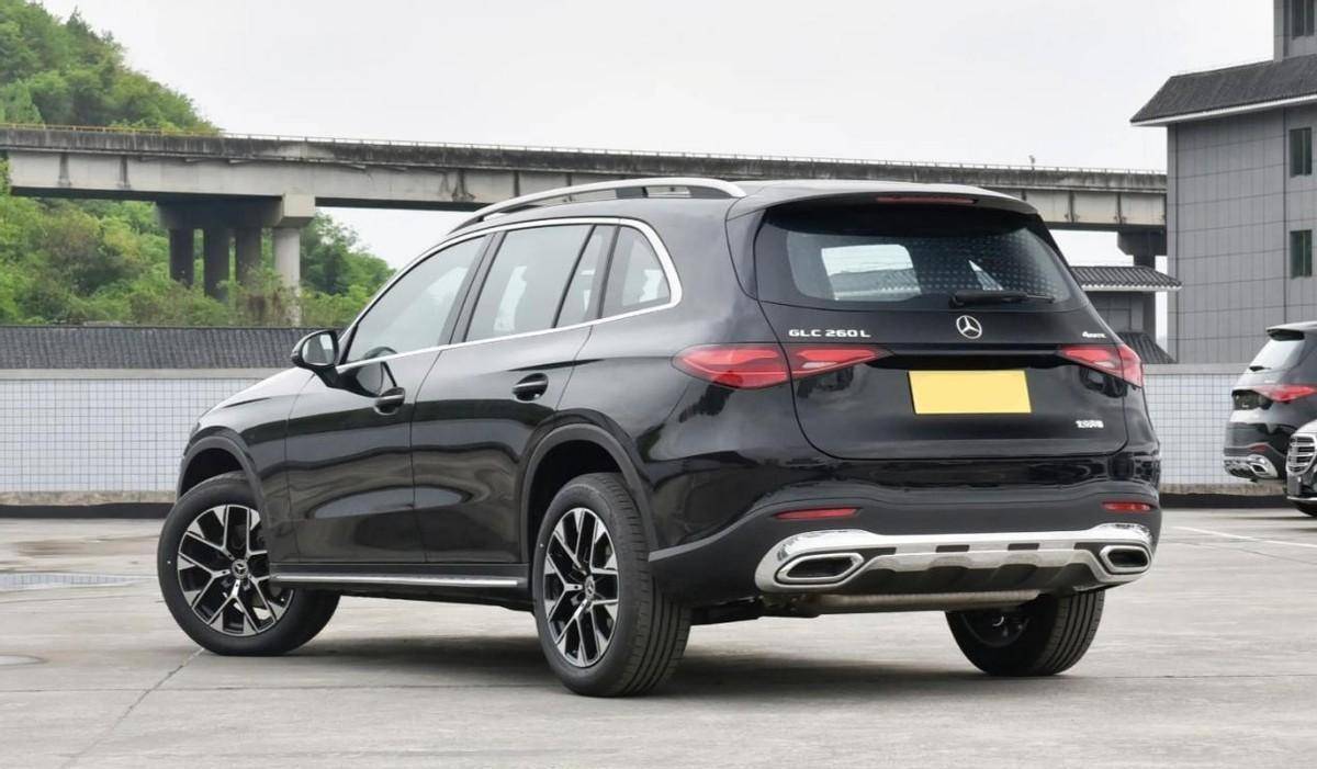 奔驰glc300_奔驰glc260_奔驰glc新款奔驰glc虽然尺寸有所加长,但其