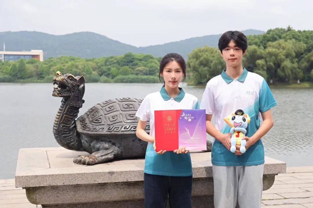 太湖之滨(鼋头渚)和其铜像坐落在象征吉祥长寿,善负重且前行不辍神鼋