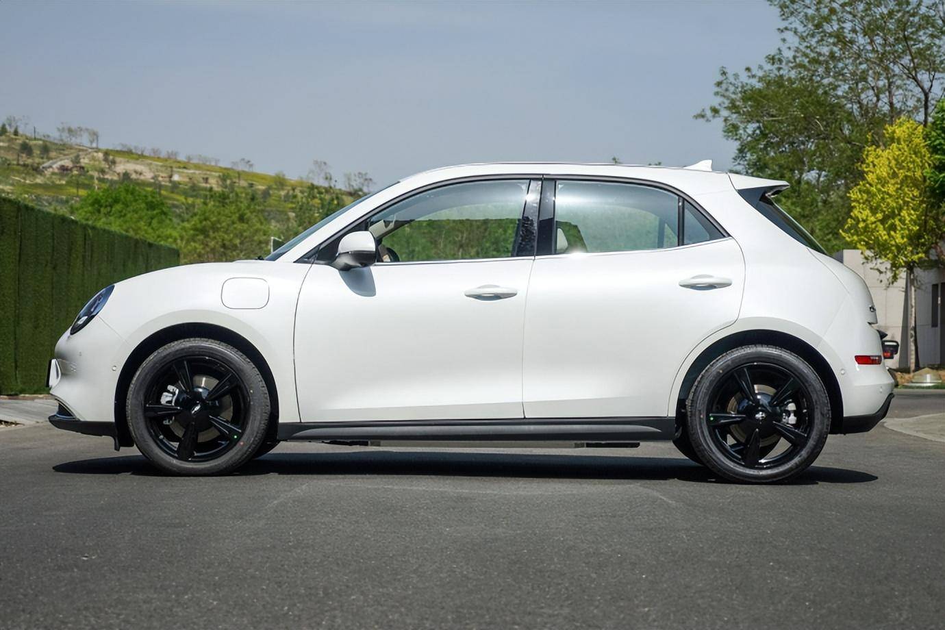 五辐式熏黑轮毂的加入提升时尚感.轮胎规格为215/50 r18.