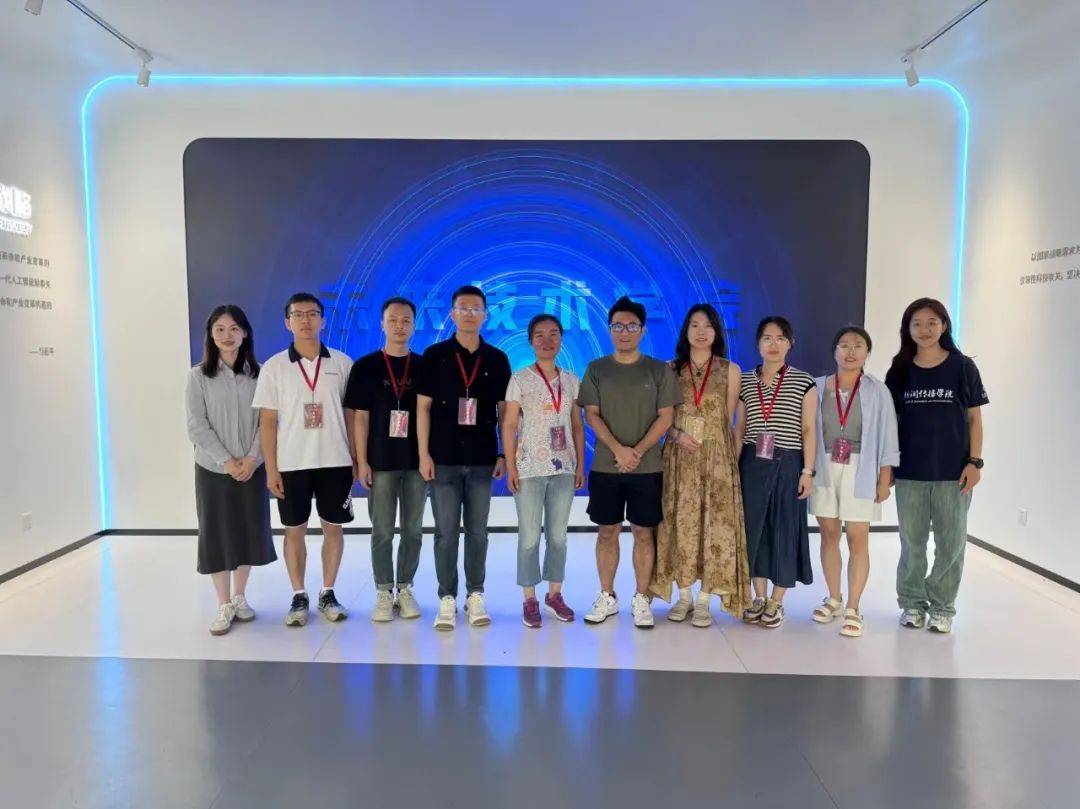 在这里,呼市二中的教师们与工程训练中心老师们亲切交流,了解和学习