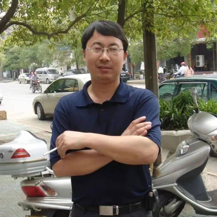 李平高级教师,市骨干教师,先后在松滋市实验高级中学,松滋市第一中 