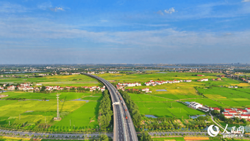 江西南昌:高速公路车驰骋 沿线乡村风景美