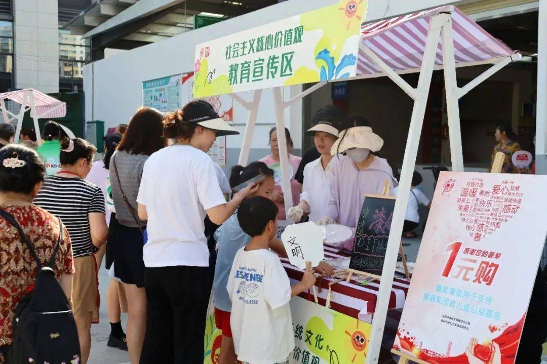 一大早,简阳市泰安路菜市书屋门口现场便已是热闹非凡,我们的文明