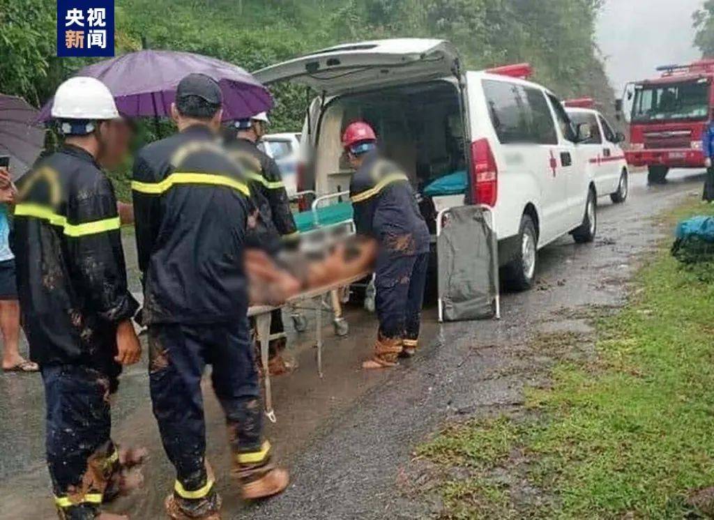 9死4重伤!今晨山体滑坡掩埋一辆客车