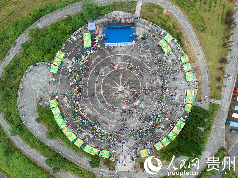 贵州马鬃苗乡:奏响民族团结“同心曲”_游客_阳茜_广场