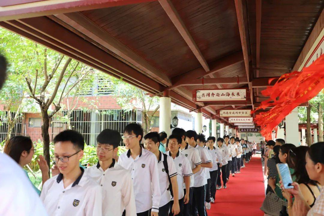 "今日一中学子为梦起航——南宁市第一中学成功举行2025届高三入楼
