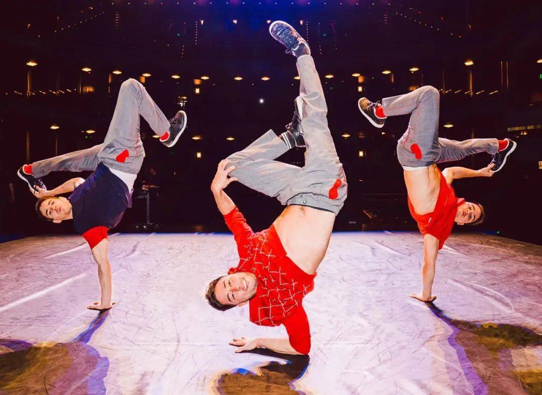 飞步舞团来自柏林的飞步舞团曾四次获得霹雳舞世界冠军,是一个屡获