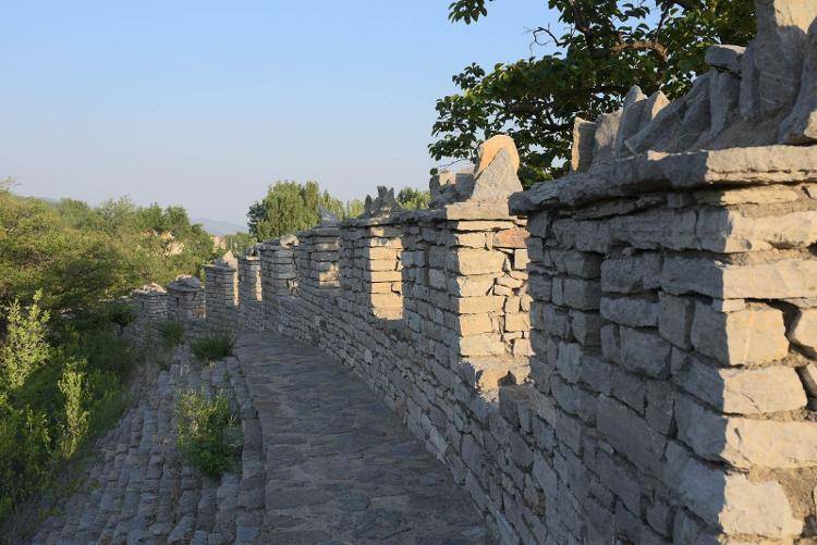 此处的齐长城遗址尚存垛口,是清朝咸丰十一年(1861年)为抵御捻军入侵