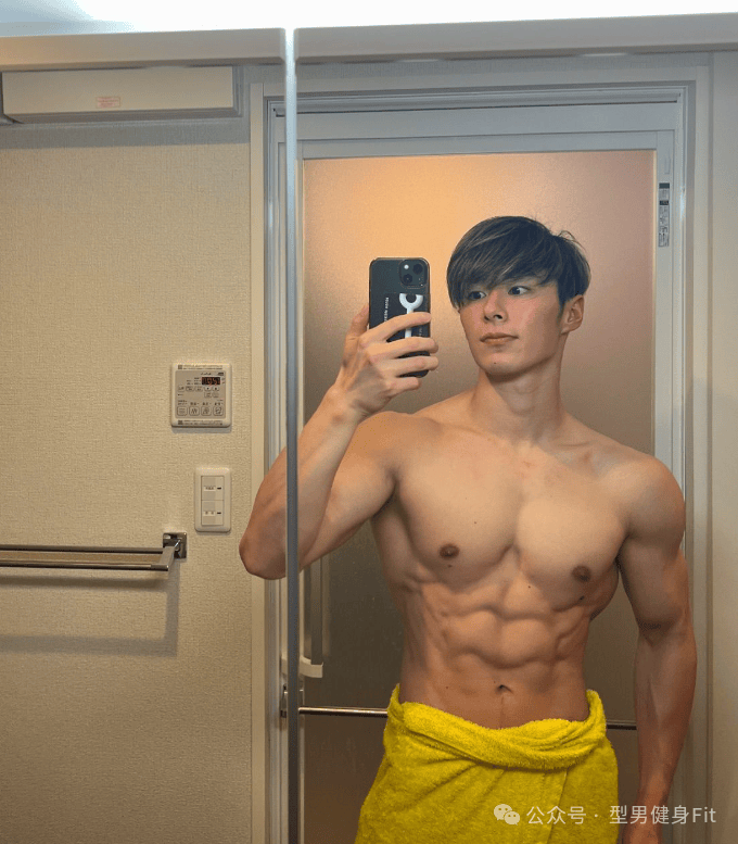 浴室自拍的肌肉男,身材还不错!
