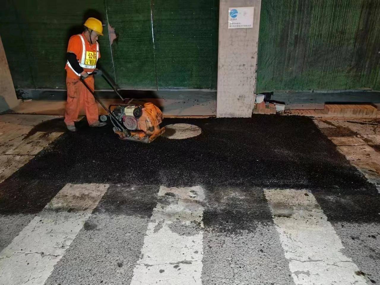 低洼路段下雨积水,街道消除"梗阻"让居民舒心出行_路面_问题_行人