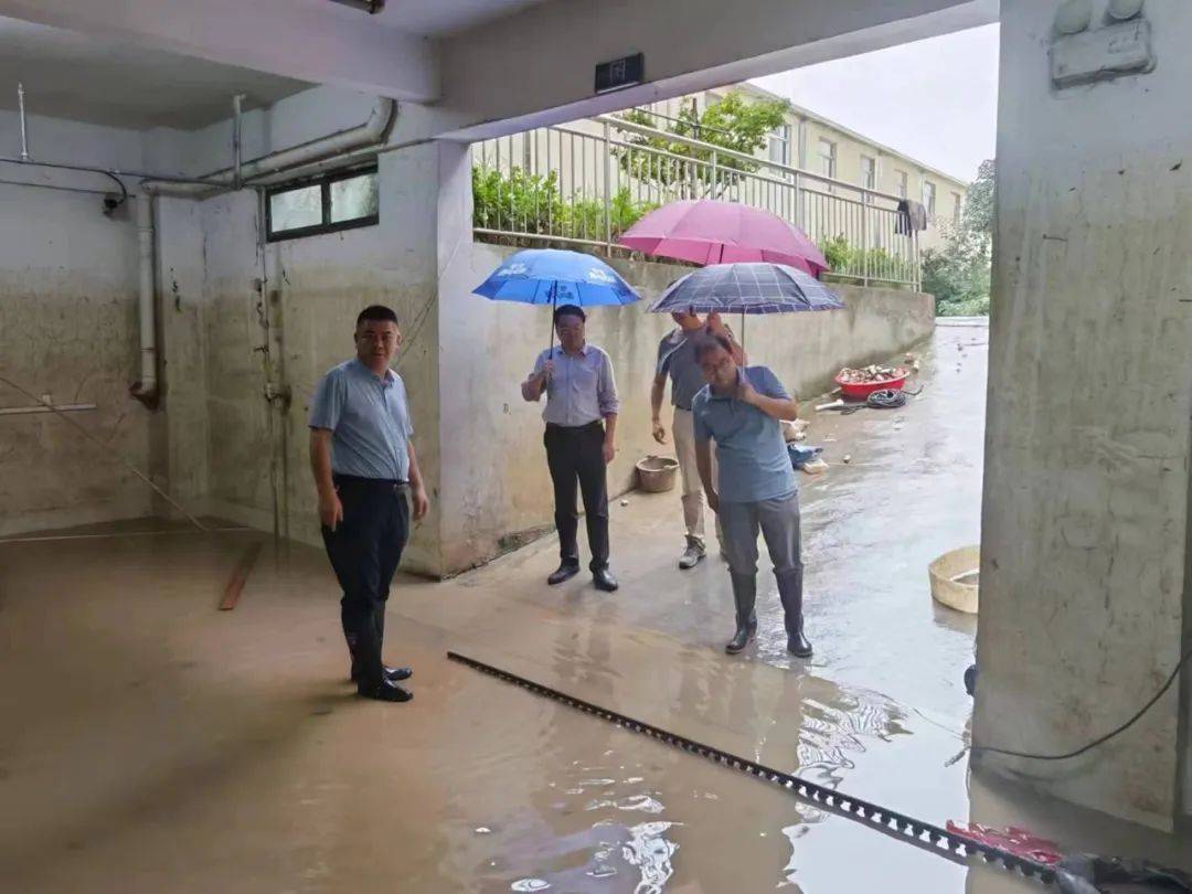 县委常委,汤池镇党委书记黄俊到现场查看金汤湖汛限,地质灾害点人员