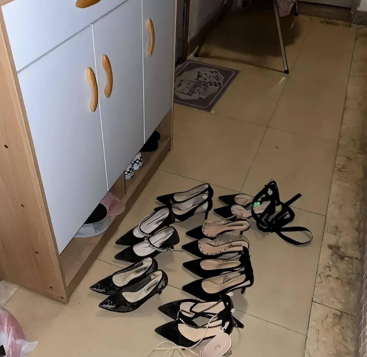 家的门面,理应是整洁,和谐的象征,但若是门前散落着几双破旧的鞋子