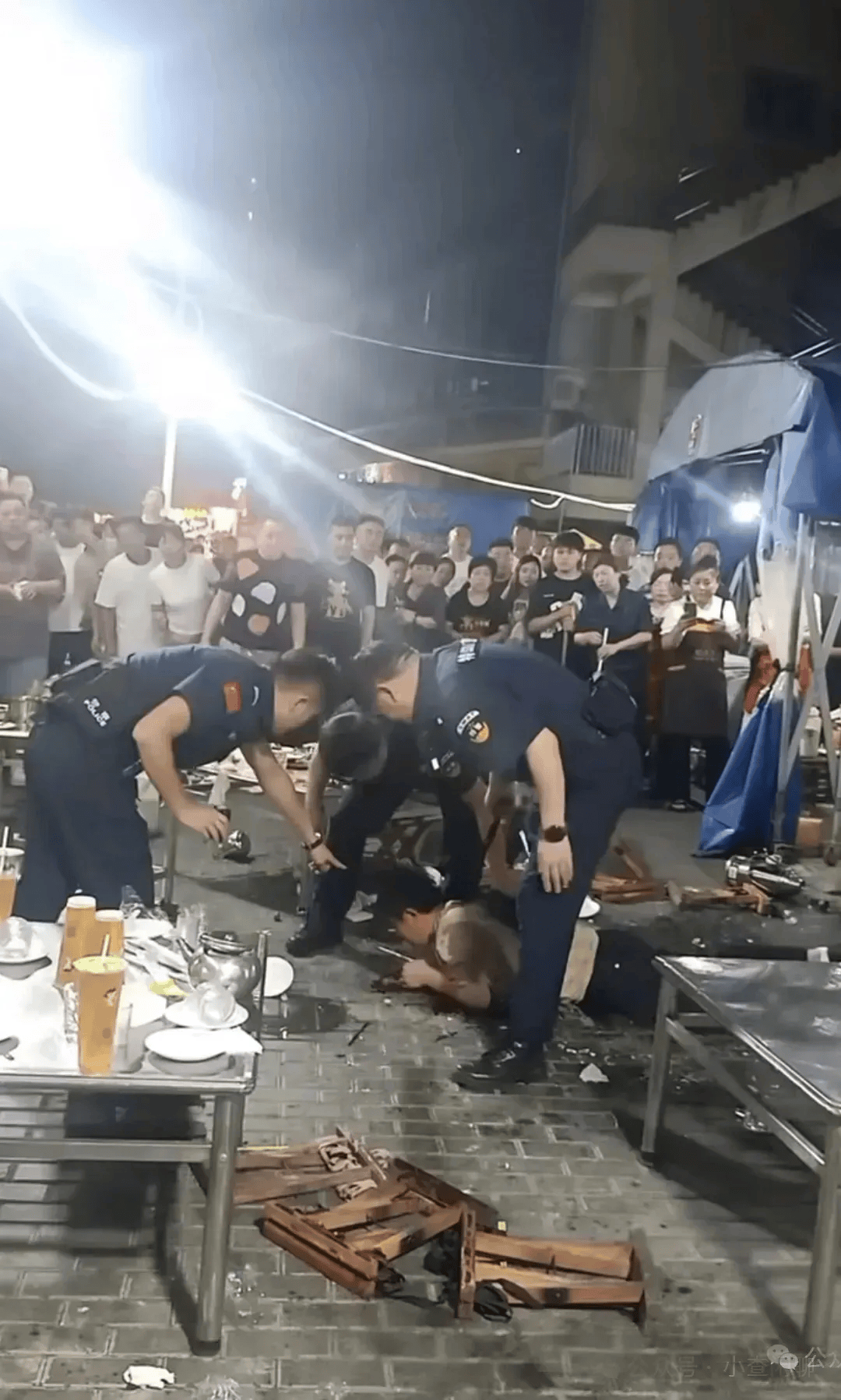 事发济宁一地,一男子酒后持刀闹事