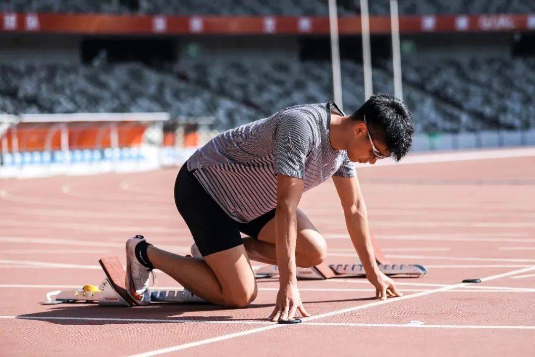 个百米跑道上的"倒霉蛋",以及和他一样的大多数……_梁劲生_故事_中国