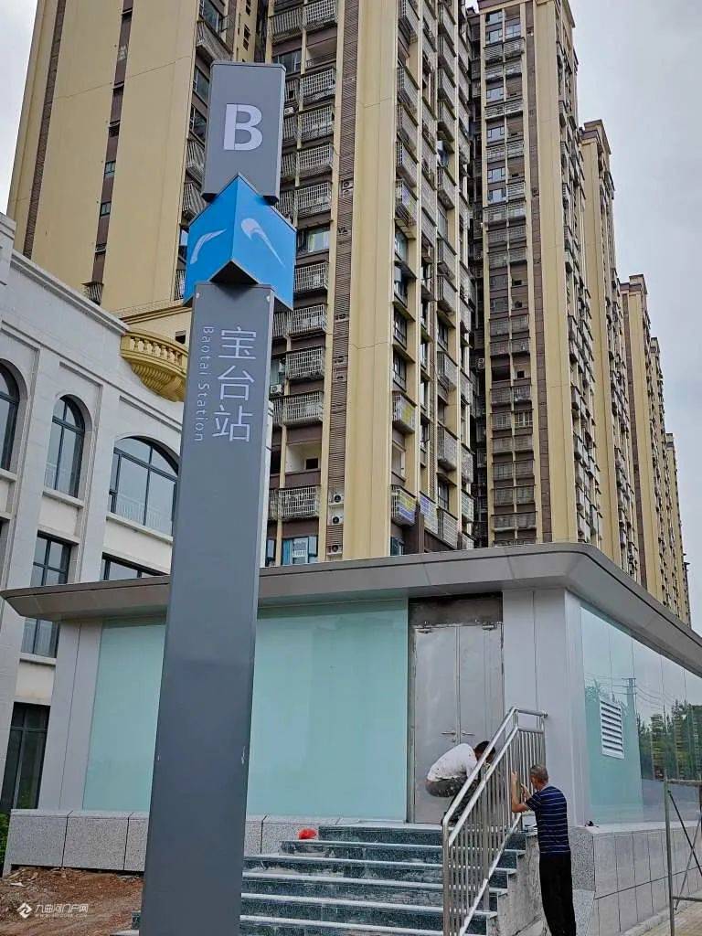 轨道交通资阳线多个站点的站名柱等标识陆续亮相!