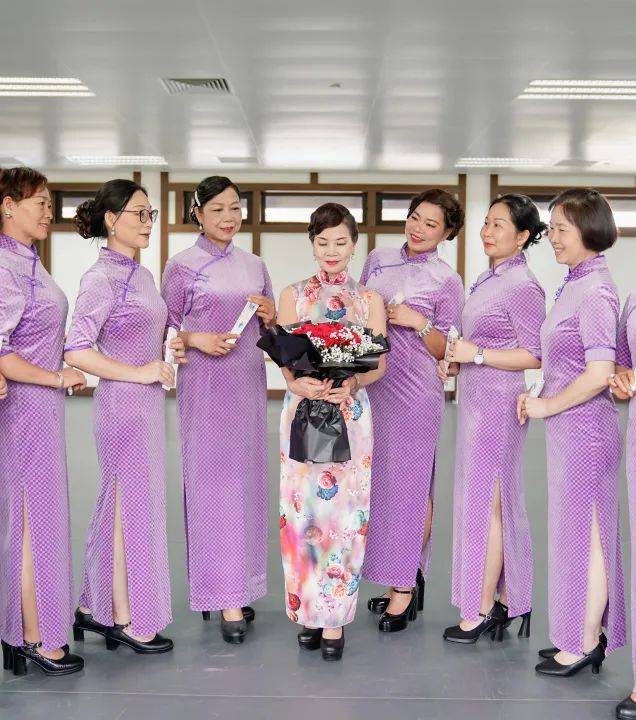 课程一开始,陈老师从旗袍站姿规范讲起,一步步纠正学员们的身体姿态