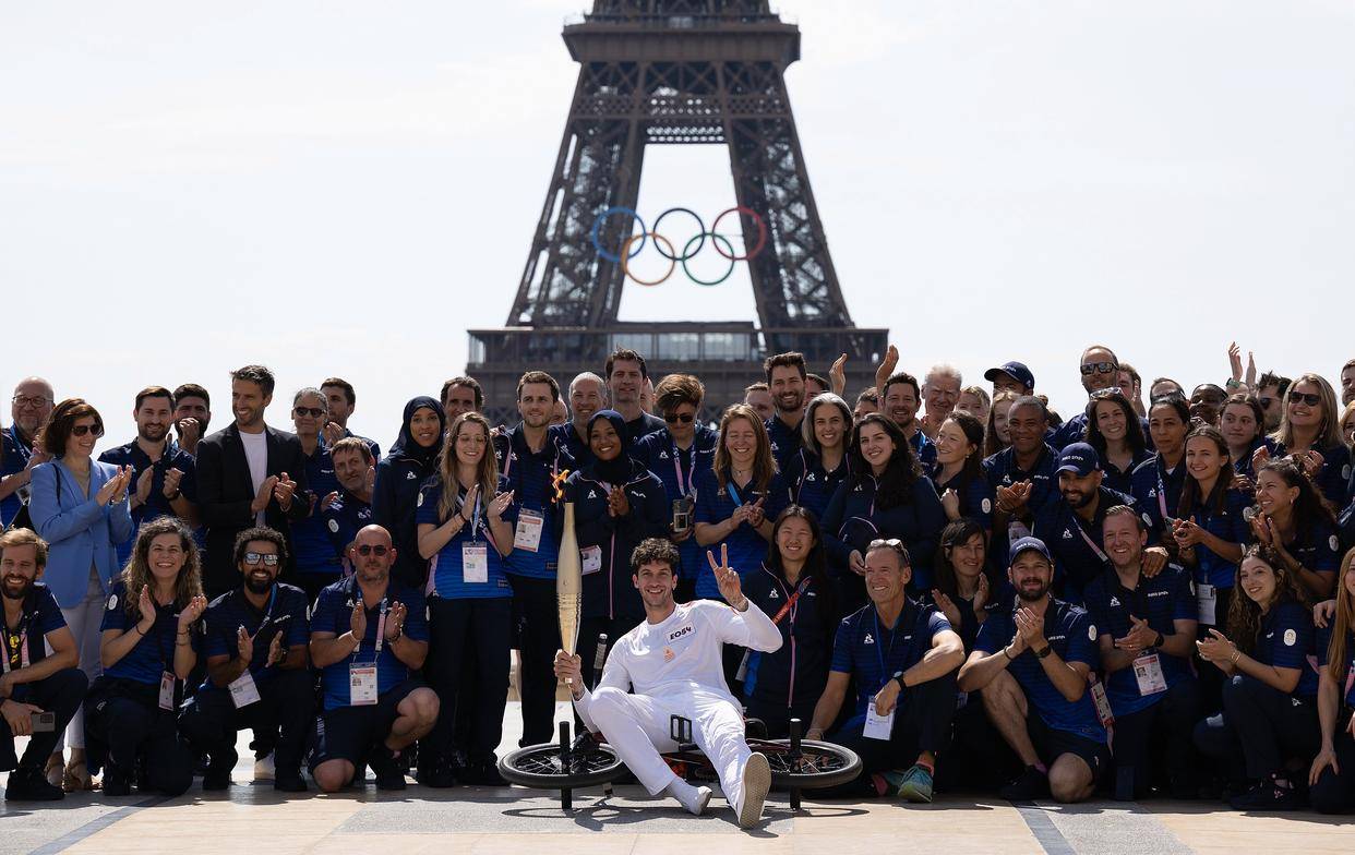 (巴黎奥运会)奥运火炬传递在巴黎继续举行(2)