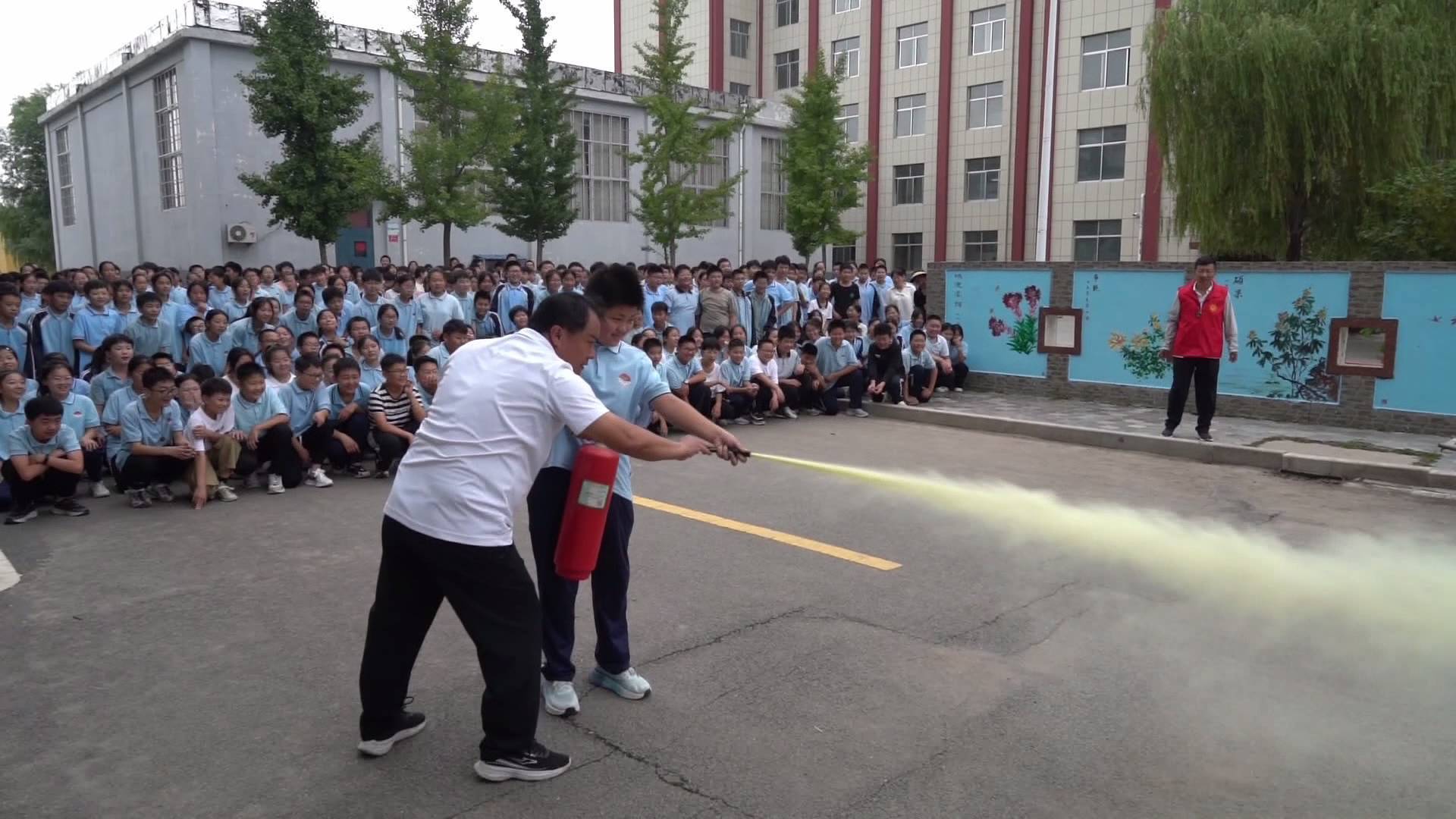 新泰市宫里中学:安全应急演练 筑牢安全防线