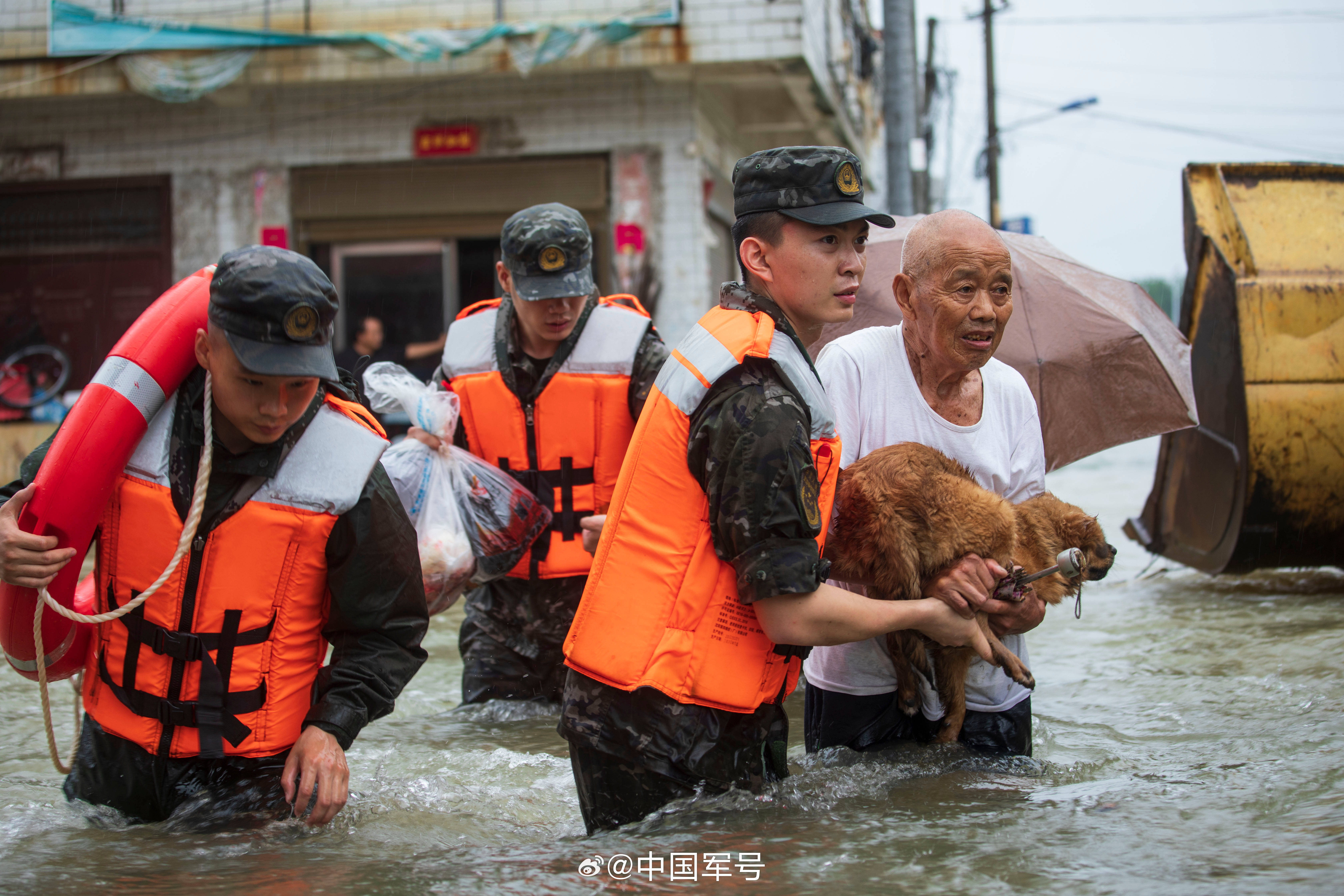 南阳暴雨:社旗县24小时雨量超600毫米,积水过腰