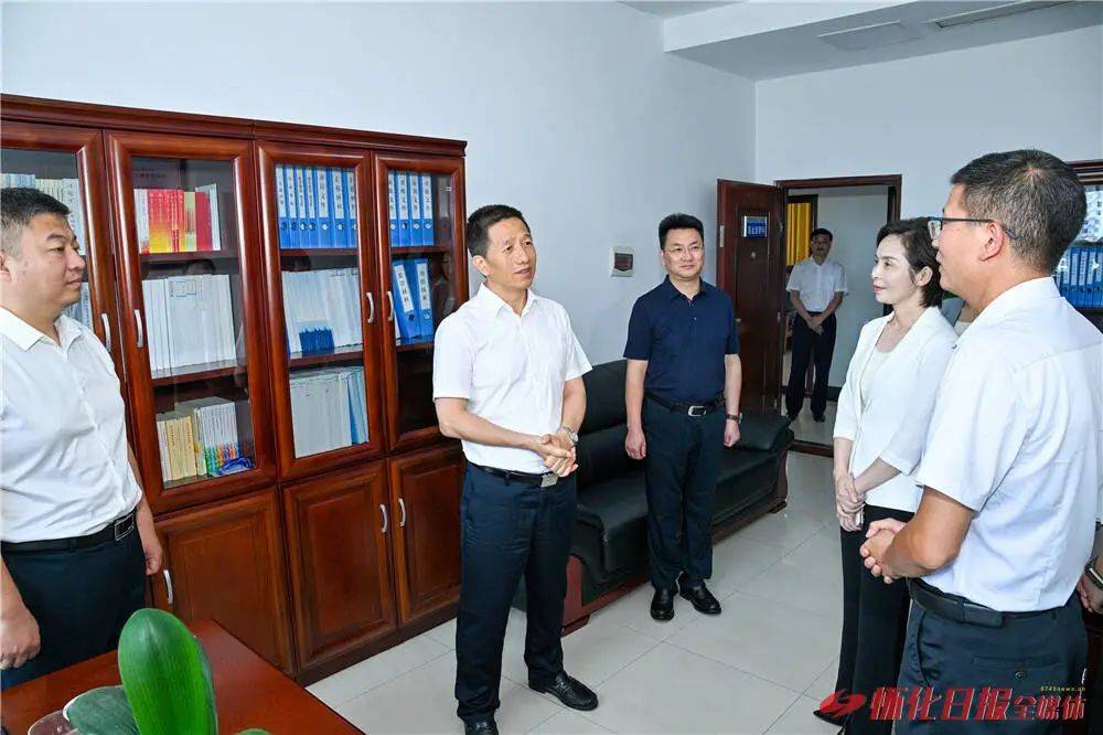 (7月16日上午,市委书记许忠建专题调研民生实事和社会保障工作.