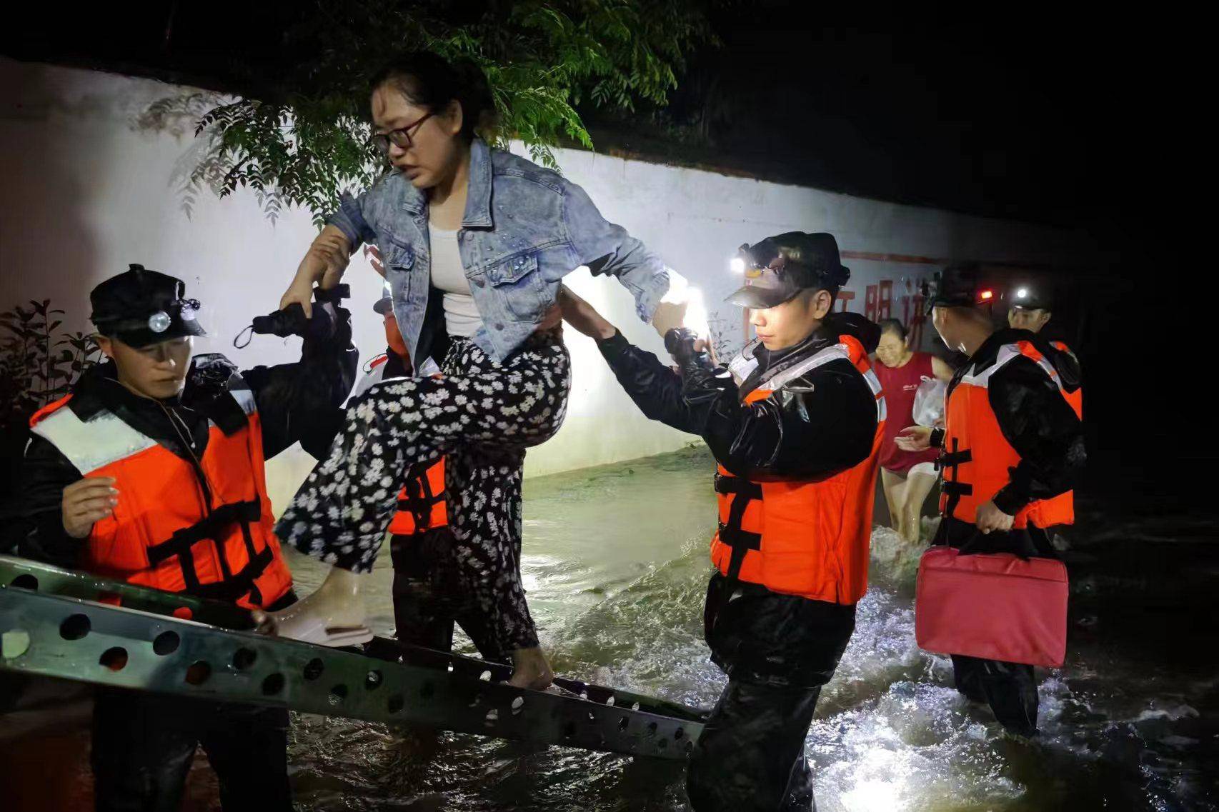 河南洪水军人图片