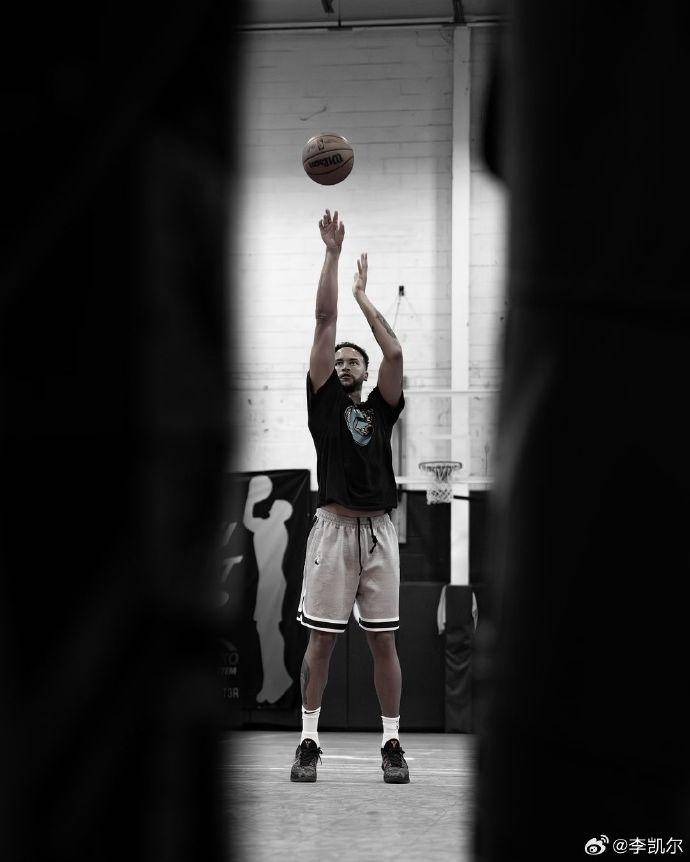 东鳞西爪功勇士球员李凯尔晒训练照 上身灰熊下身森林狼