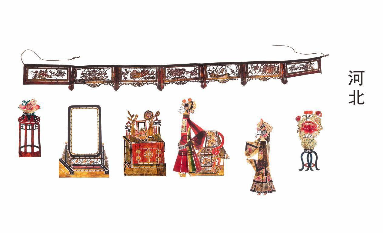 "皮影艺人操纵由兽皮或纸板做成的人物剪影,搭配幕布和曲调,在戏台上