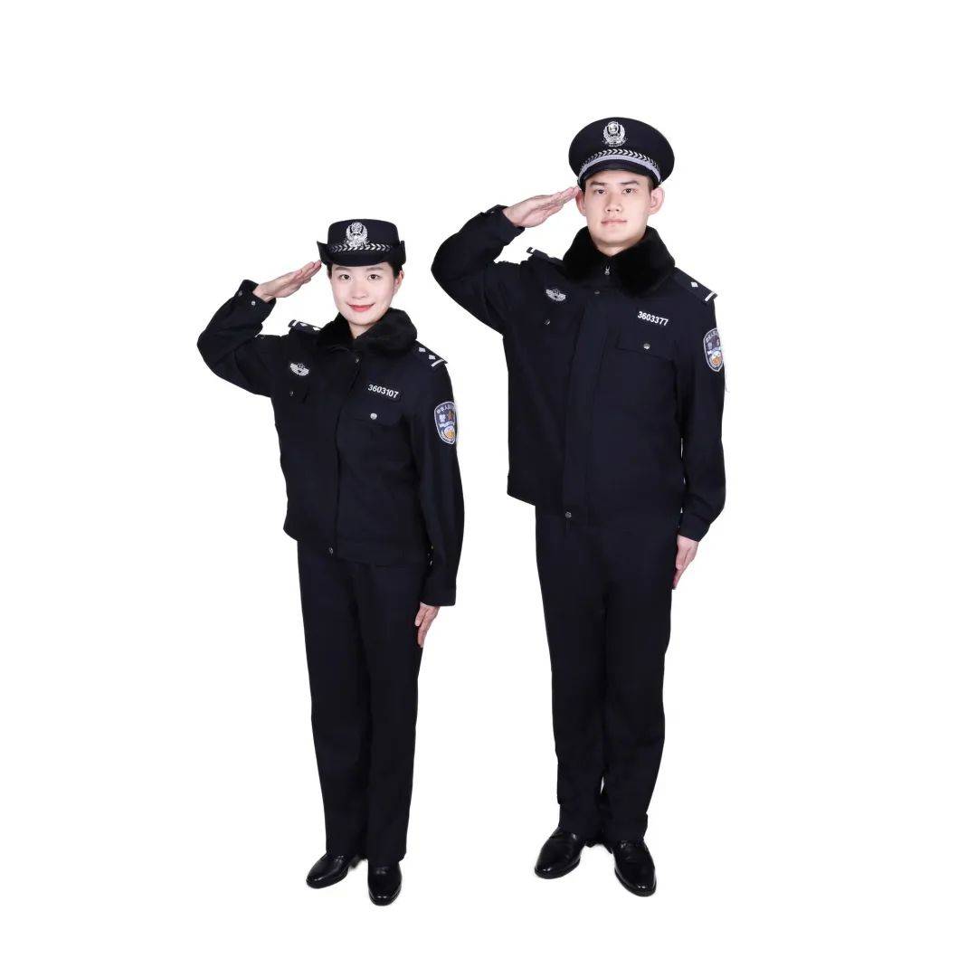 佩戴扣式软质肩章和软质警号,胸徽,内着制式圆领毛衣;男警察戴大檐帽