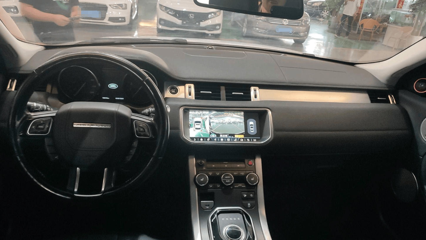 这套内饰看上去比较简洁,不过用料还不错的,而且有着路虎的品牌加持