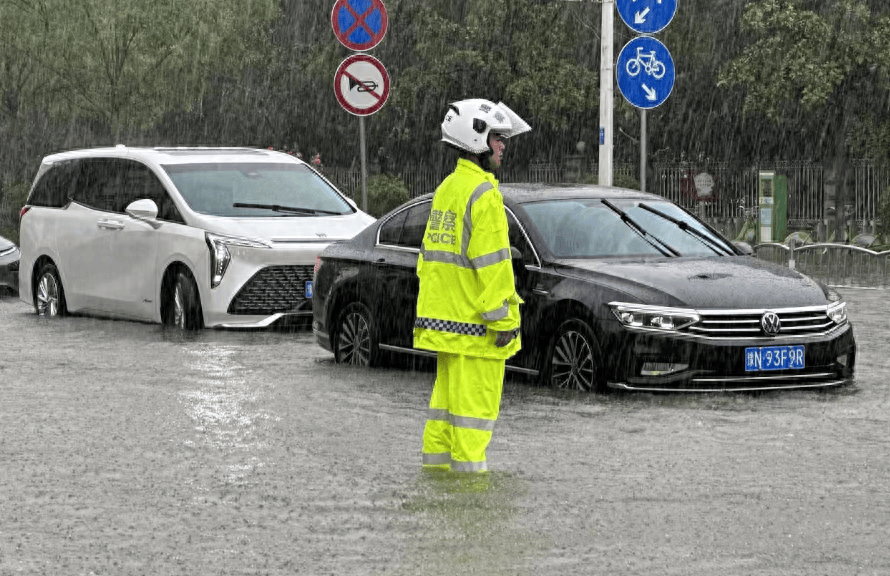 交警雨中执勤图片