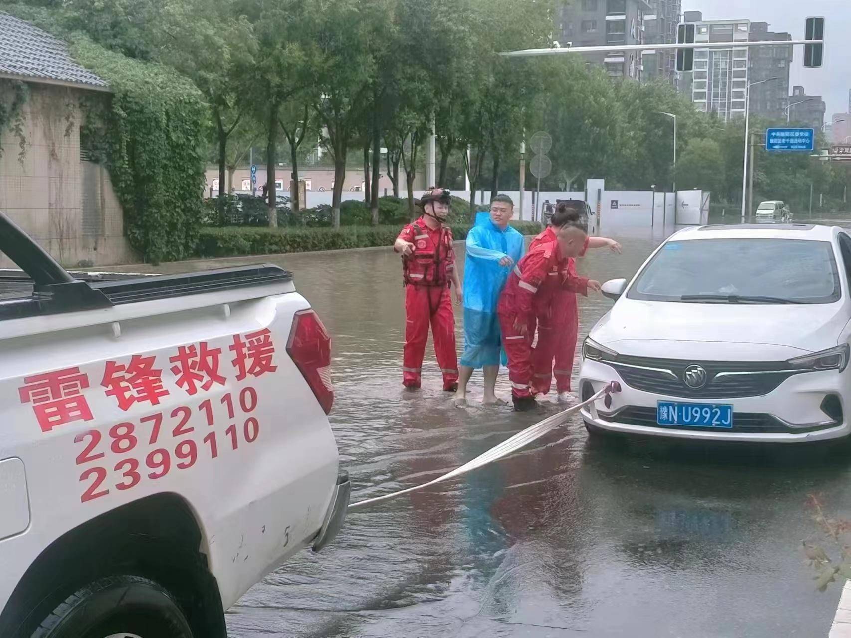针对此次暴雨天气,商丘市气象台多次发布暴雨预警,市防汛抗旱指挥部