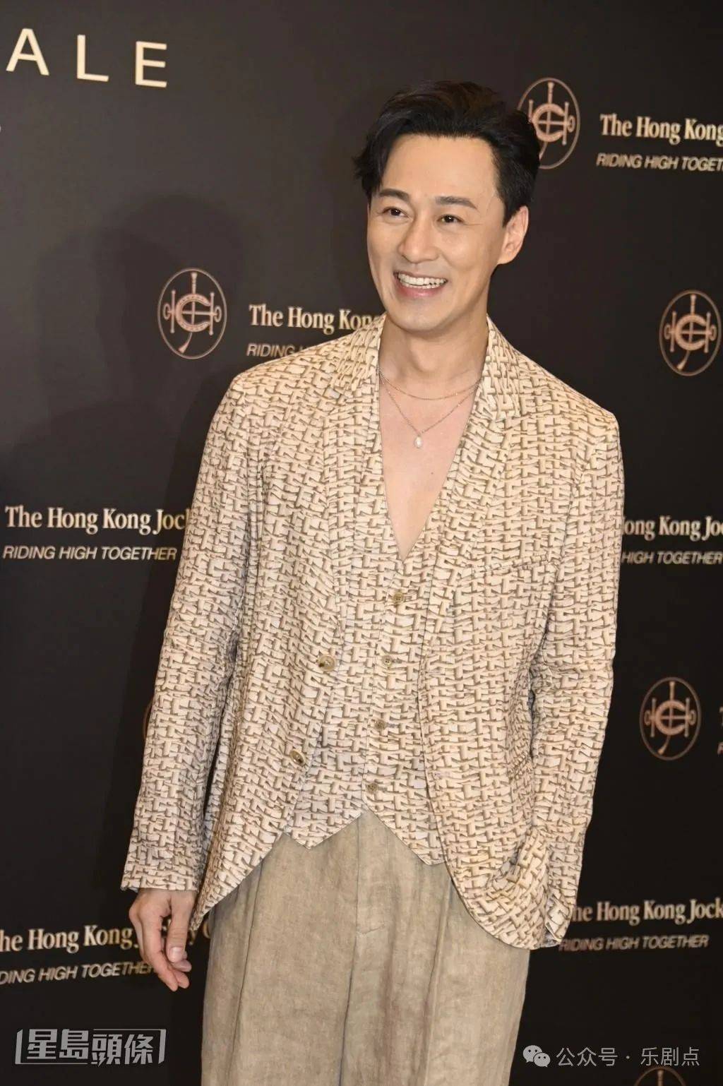 另外,提到太太转换新形象,他大赞很满意太太的新发型,太太发量很多