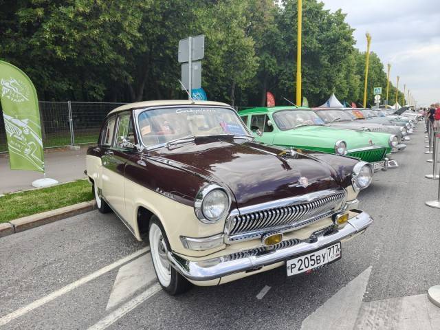 "每辆车都有自己的故事",莫斯科举办复古车展_轿车_俄罗斯_老爷车