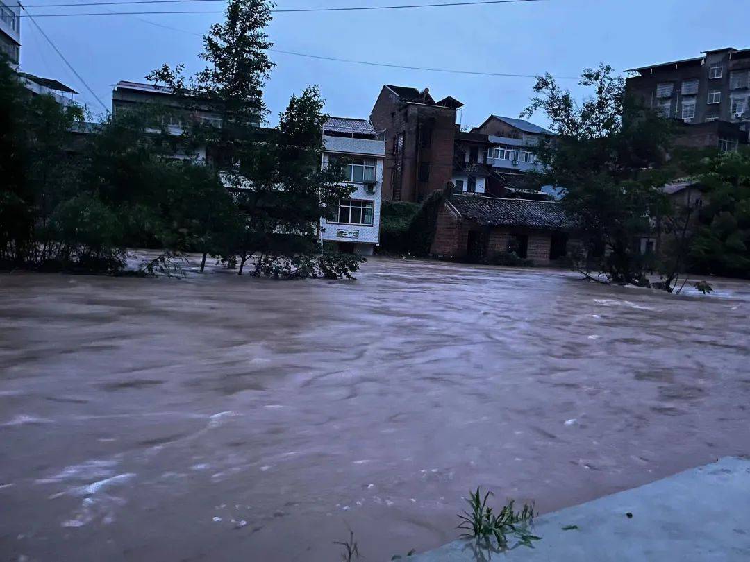 户县大雨图片