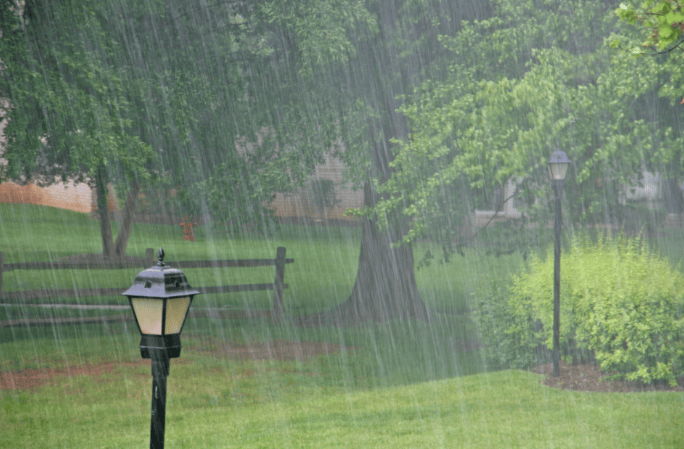 下雨天图片真实配图图片