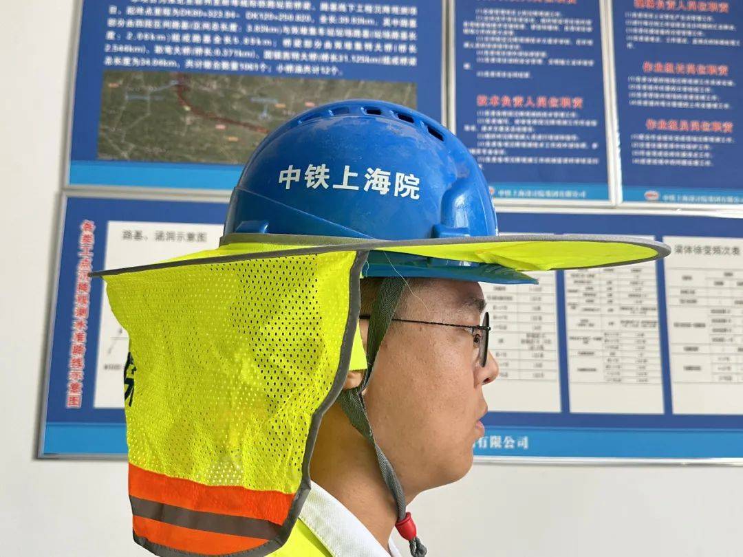 在不影响正常佩戴安全帽的同时,利用透气面料围挡帽檐有效减少阳光直