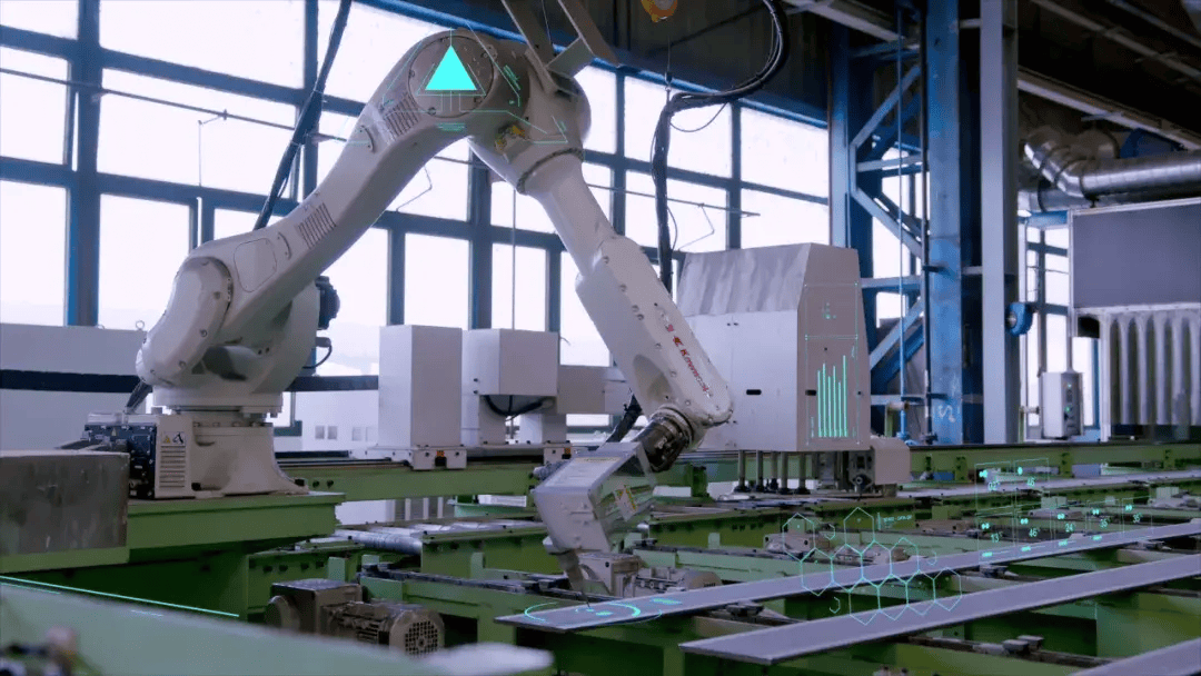 各种制造设备和机器人有序运作着:自动化焊接机器人正在对船身精准