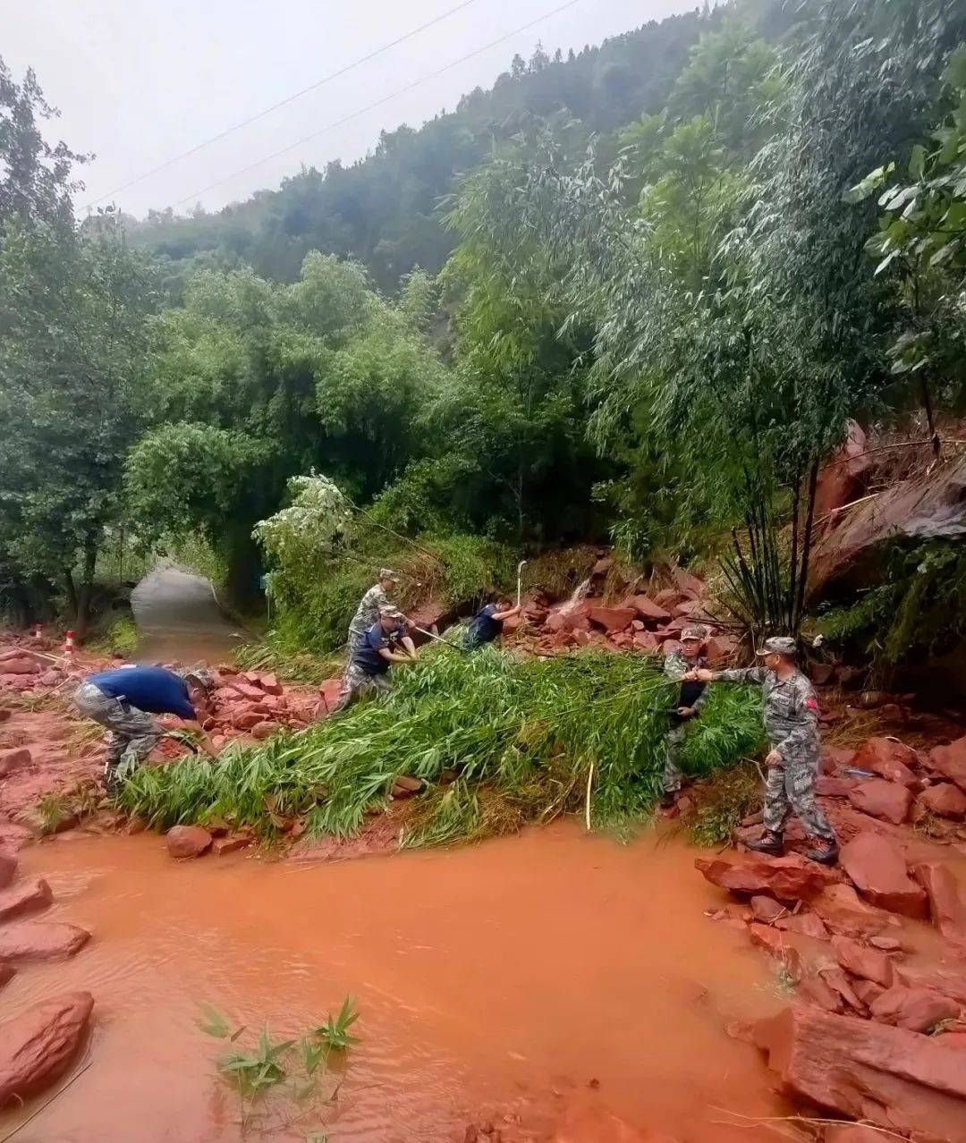 马边全力以赴开展抗洪救灾工作_道路_群众_荣丁镇