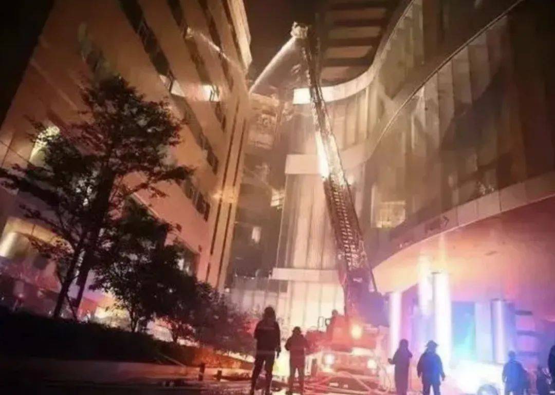 2019年5月24号晚上21点左右,江苏南京金鹰大厦购物中心九楼发生火灾