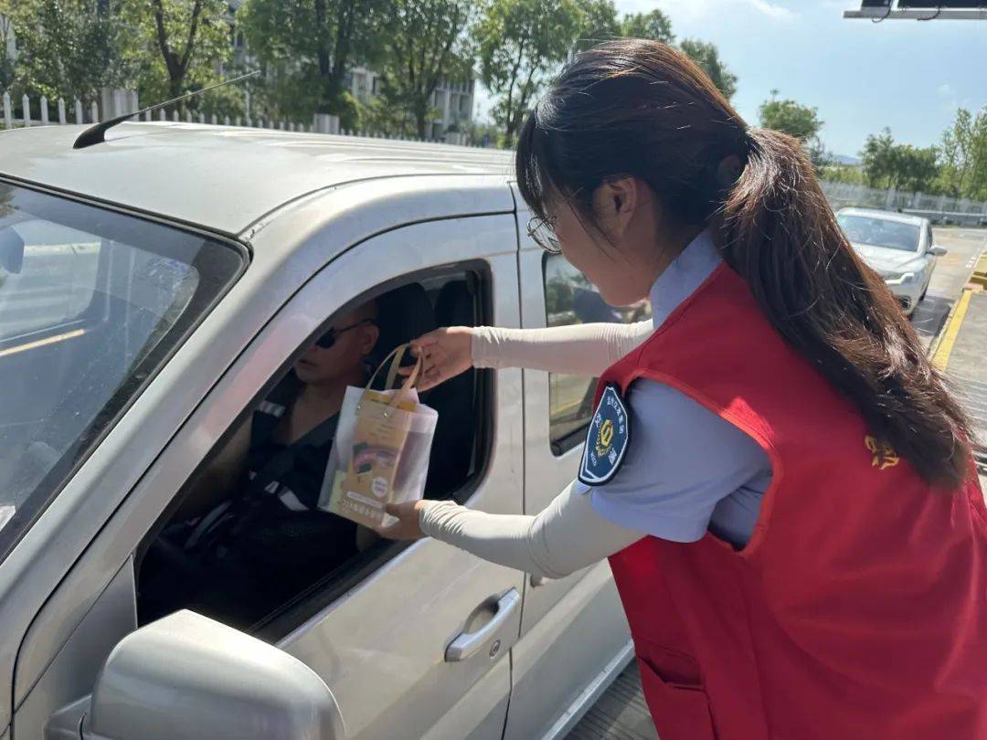 运营公司开展"红七月·服务月"夏日送清凉志愿服务活动