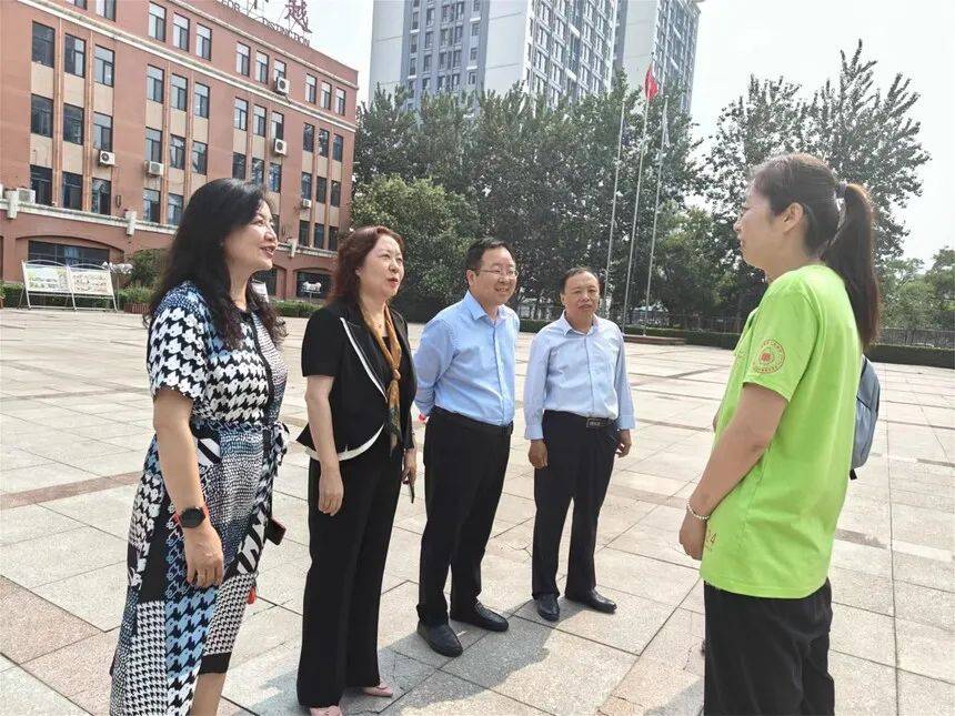 党委书记李梅,校长胡海滨,副校长吴娜娜,谢志强,校长助理宋海刚及学生