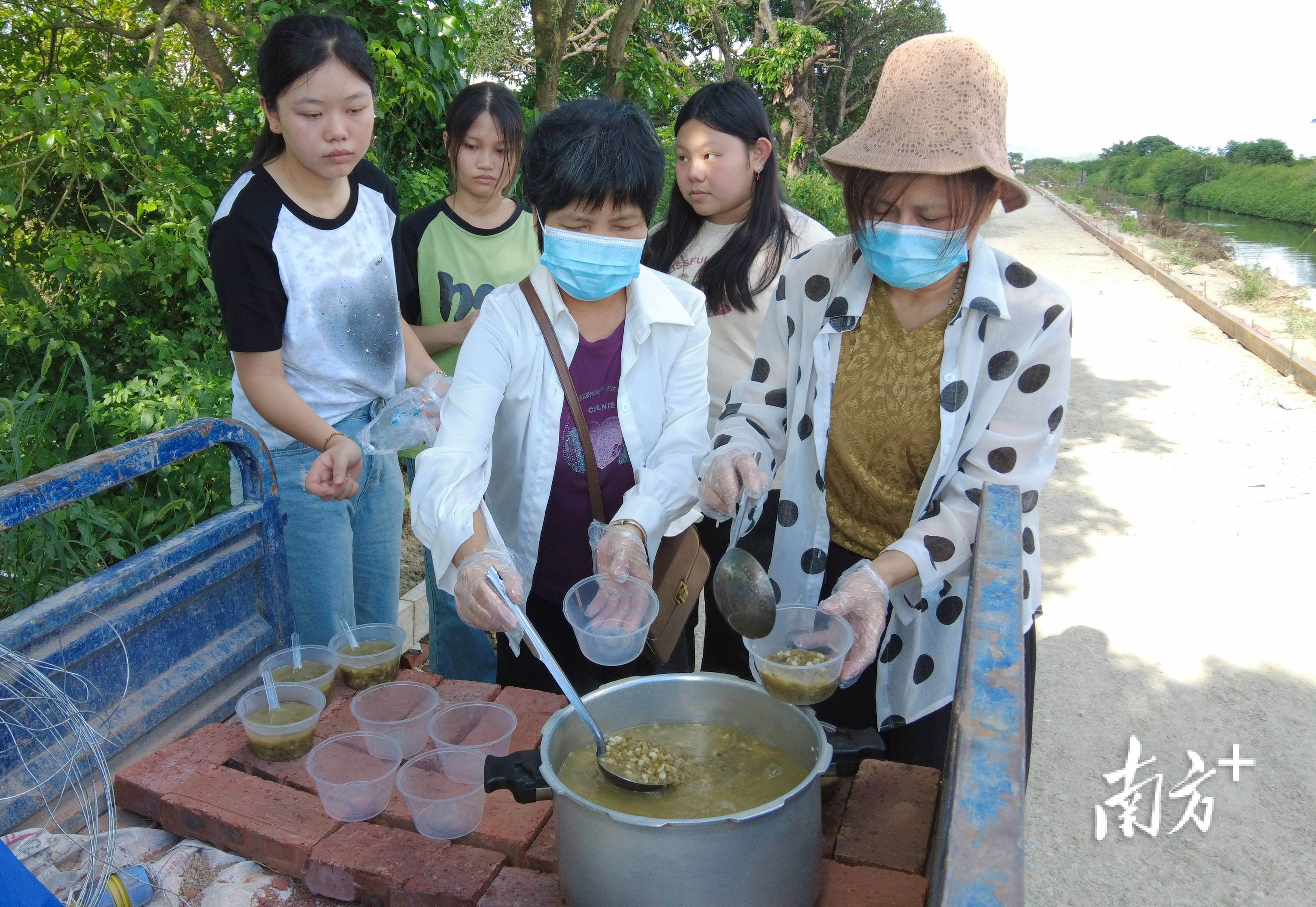 炎炎夏日,湘桥区志愿者为一线建设者"送清凉"